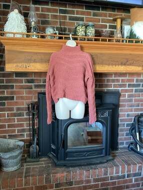 Moon & Madison Mauve Cropped Chevron Knit Turtleneck Sweater